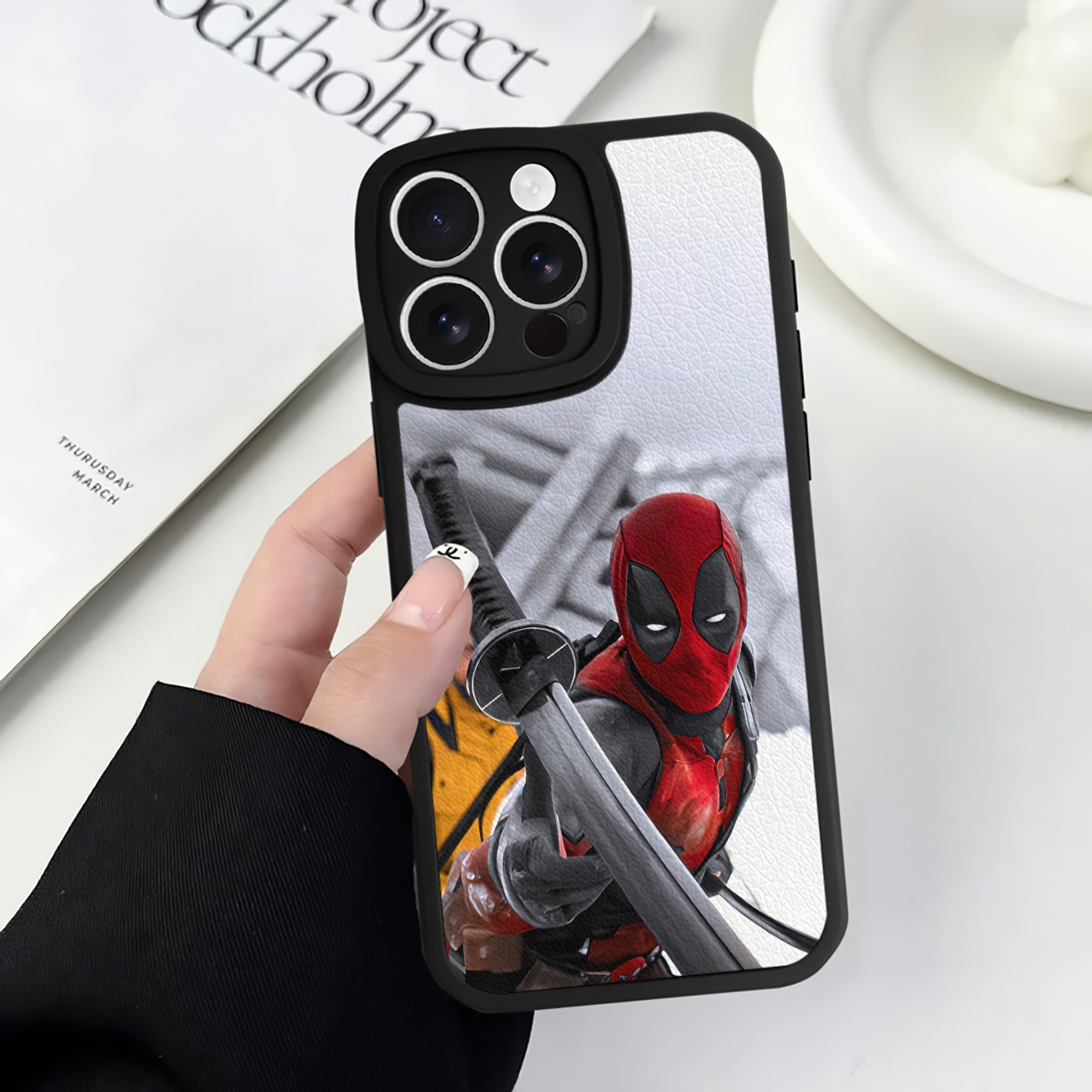 （画像用） Deadpool デッドプール 【iPhone 16シリーズ対応】シリコンスマホケース（レザー調） 材質：シリコン